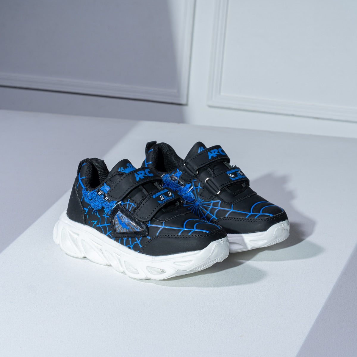 كوتشي سبايدرمان بنعل مضئ